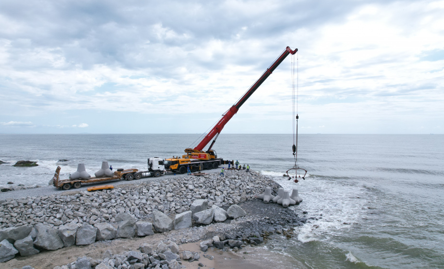 Começam a ser instaladas as peças de concreto que vão preservar a orla de Matinhos
