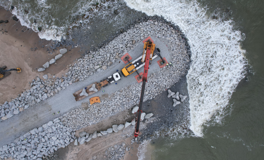Começam a ser instaladas as peças de concreto que vão preservar a orla de Matinhos