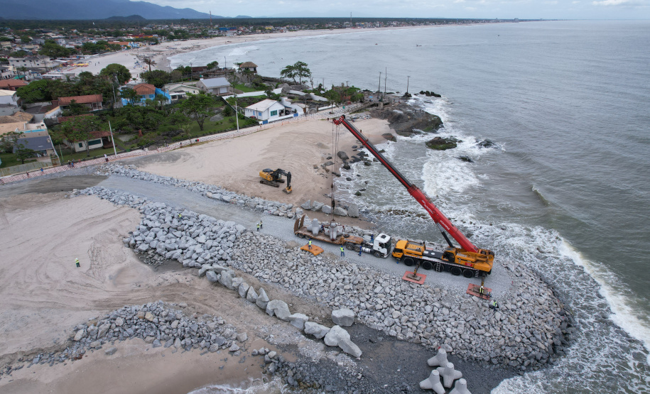 Começam a ser instaladas as peças de concreto que vão preservar a orla de Matinhos