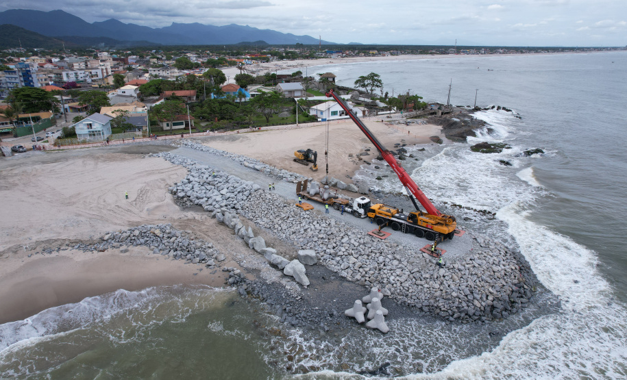 Começam a ser instaladas as peças de concreto que vão preservar a orla de Matinhos