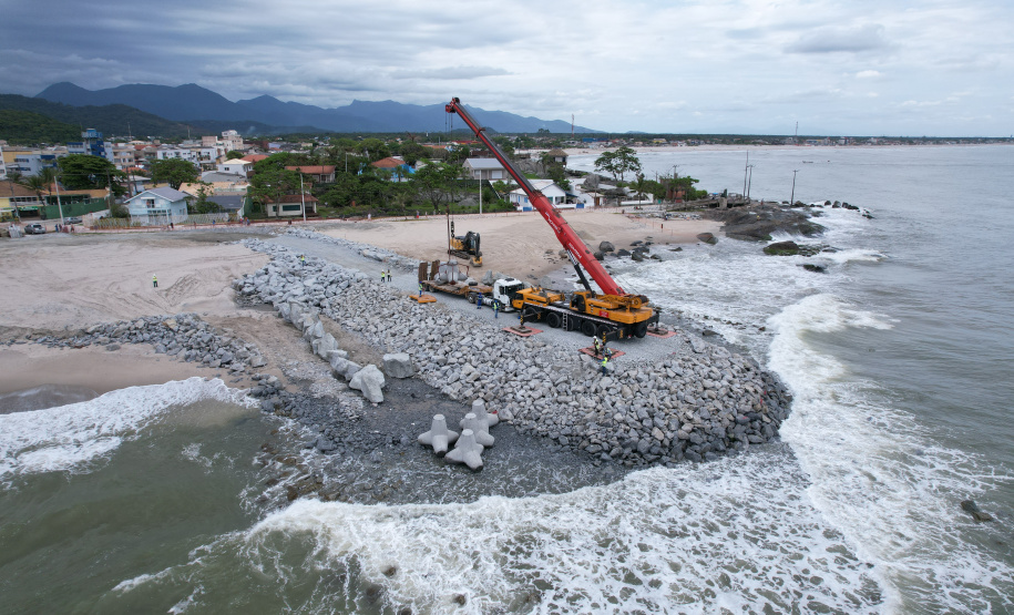 Começam a ser instaladas as peças de concreto que vão preservar a orla de Matinhos