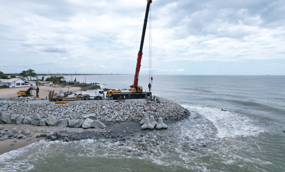 Começam a ser instaladas as peças de concreto que vão preservar a orla de Matinhos
