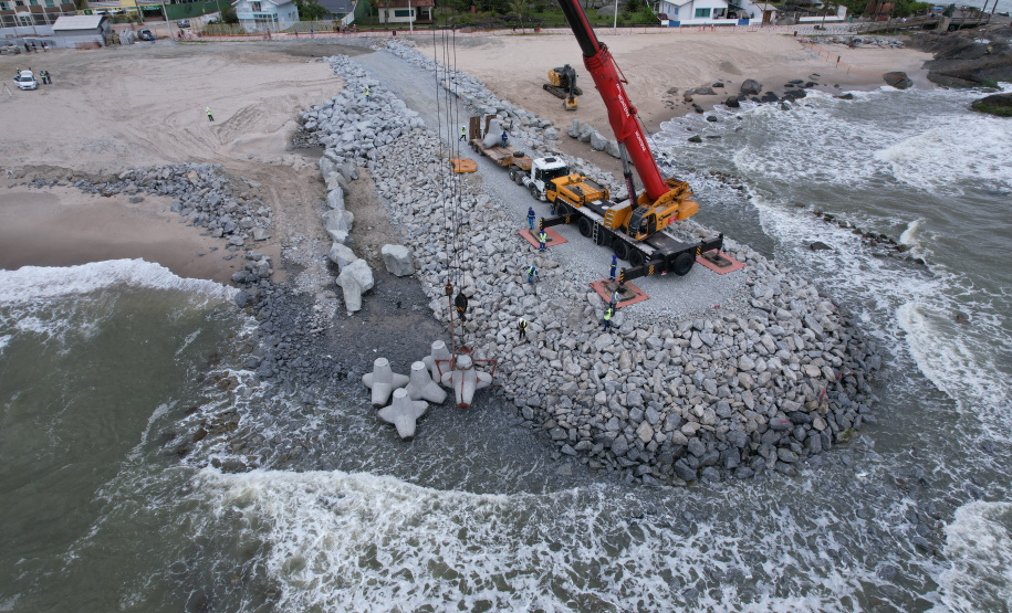 Começam a ser instaladas as peças de concreto que vão preservar a orla de Matinhos
