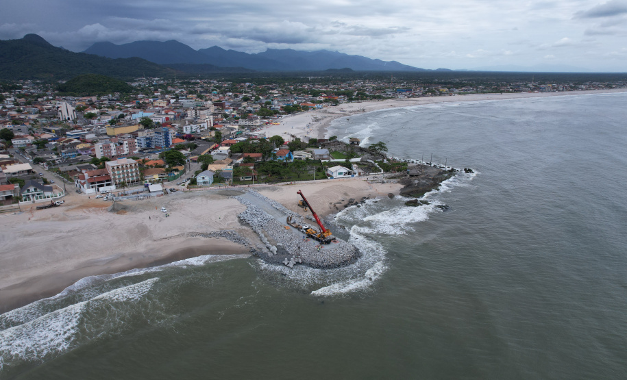 Começam a ser instaladas as peças de concreto que vão preservar a orla de Matinhos