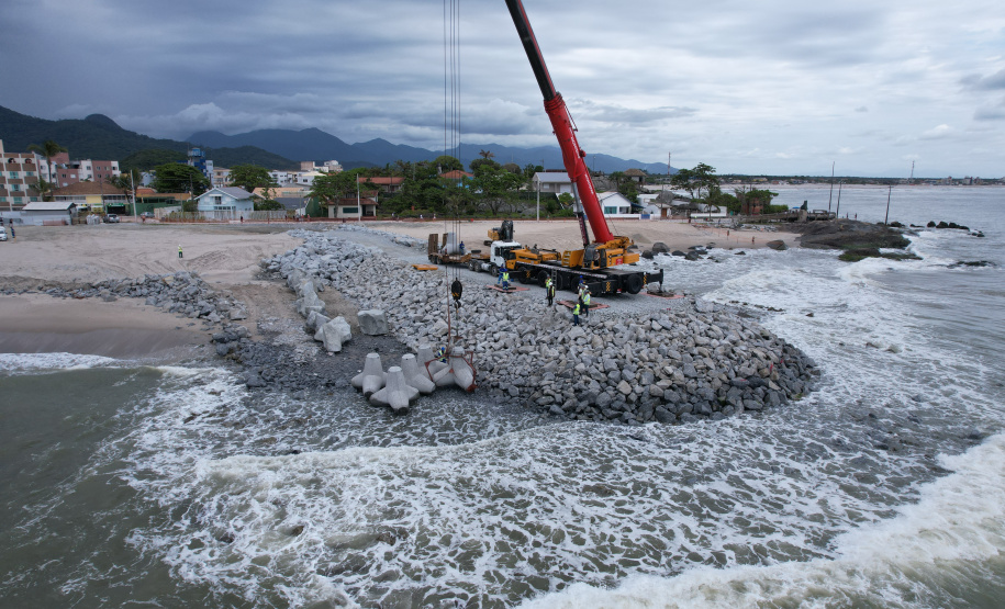 Começam a ser instaladas as peças de concreto que vão preservar a orla de Matinhos