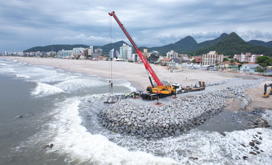 Começam a ser instaladas as peças de concreto que vão preservar a orla de Matinhos