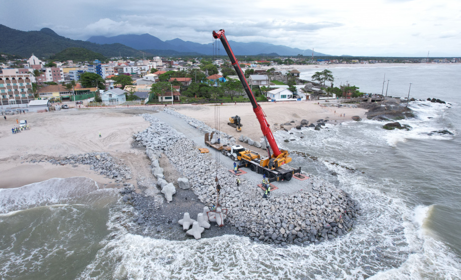 Começam a ser instaladas as peças de concreto que vão preservar a orla de Matinhos