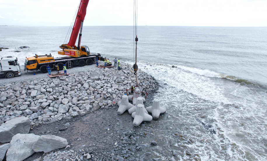 Começam a ser instaladas as peças de concreto que vão preservar a orla de Matinhos