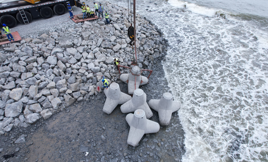 Começam a ser instaladas as peças de concreto que vão preservar a orla de Matinhos