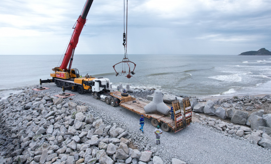 Começam a ser instaladas as peças de concreto que vão preservar a orla de Matinhos