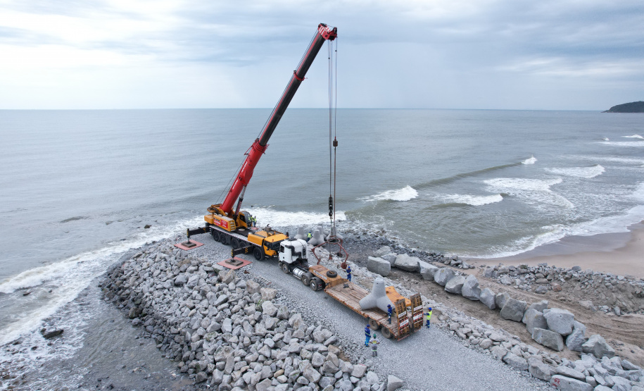 Começam a ser instaladas as peças de concreto que vão preservar a orla de Matinhos