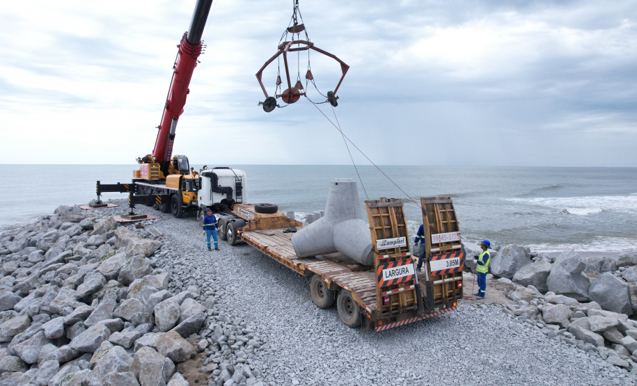 Começam a ser instaladas as peças de concreto que vão preservar a orla de Matinhos