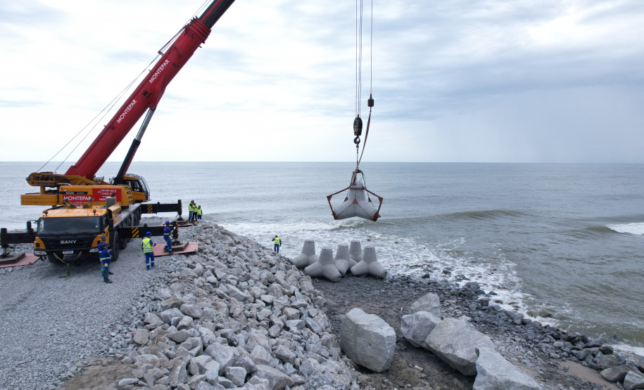 Começam a ser instaladas as peças de concreto que vão preservar a orla de Matinhos