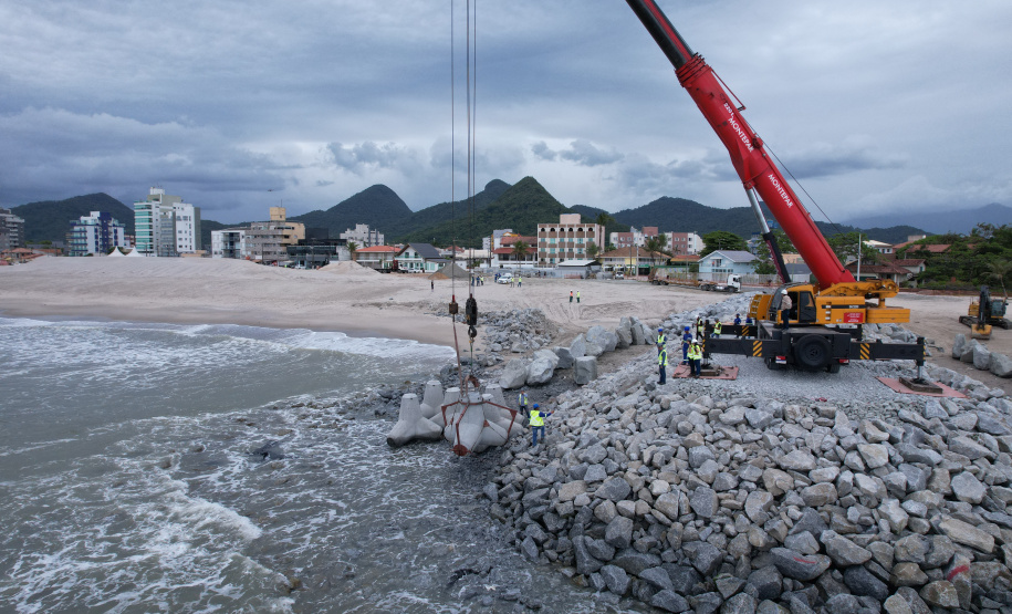 Começam a ser instaladas as peças de concreto que vão preservar a orla de Matinhos