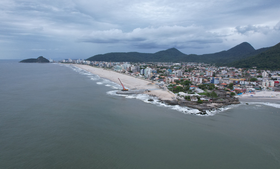 Começam a ser instaladas as peças de concreto que vão preservar a orla de Matinhos