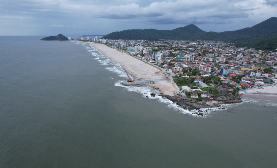 Começam a ser instaladas as peças de concreto que vão preservar a orla de Matinhos