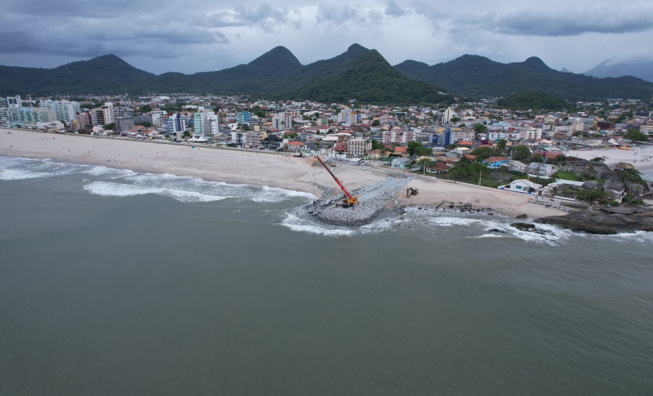 Começam a ser instaladas as peças de concreto que vão preservar a orla de Matinhos
