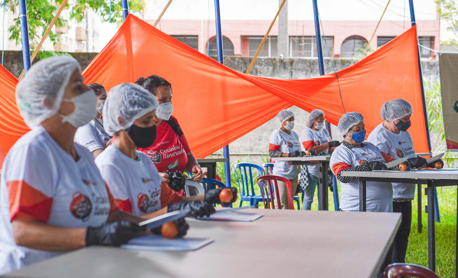 Merendeiras da rede estadual participam de capacitação para novas técnicas culinárias
