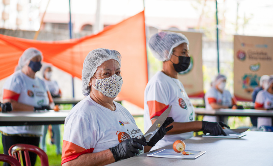 Merendeiras da rede estadual participam de capacitação para novas técnicas culinárias