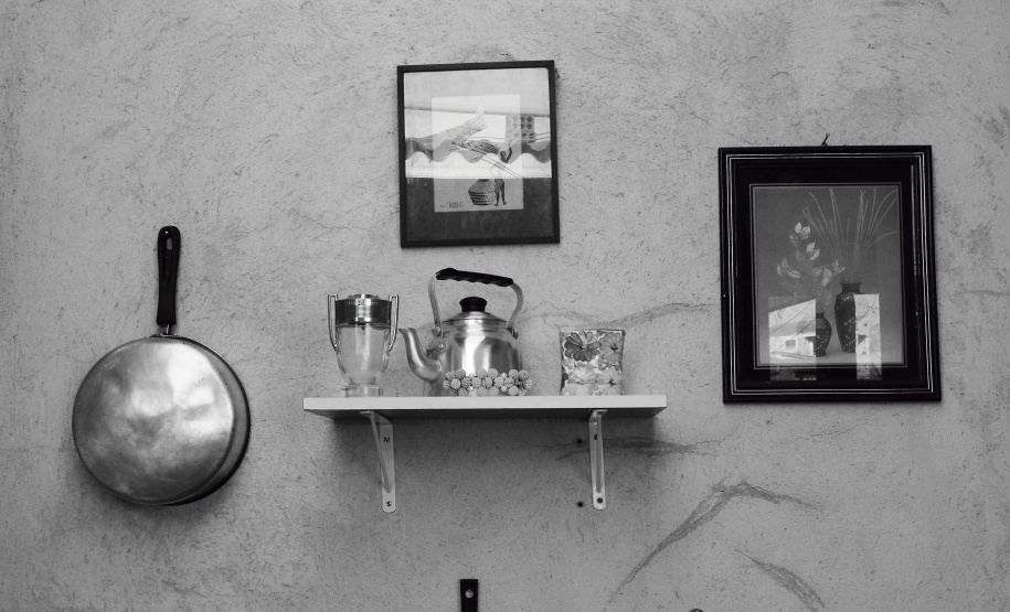 Artista cria instalação com objetos e memórias acumuladas por empregadas domésticas; abertura será neste sábado, no MUPA