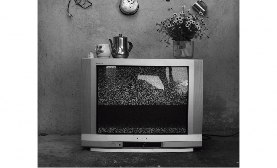 Artista cria instalação com objetos e memórias acumuladas por empregadas domésticas; abertura será neste sábado, no MUPA