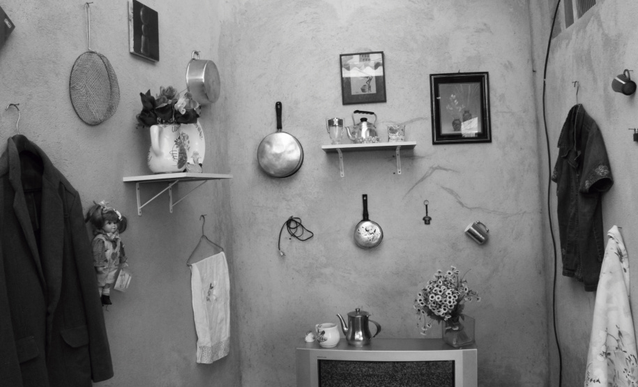 Artista cria instalação com objetos e memórias acumuladas por empregadas domésticas; abertura será neste sábado, no MUPA