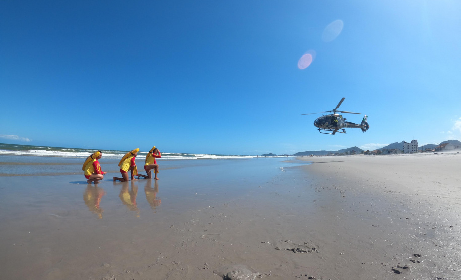 Alunos do curso de guarda-vidas fazem treinamento com apoio do helicóptero do BPMOA