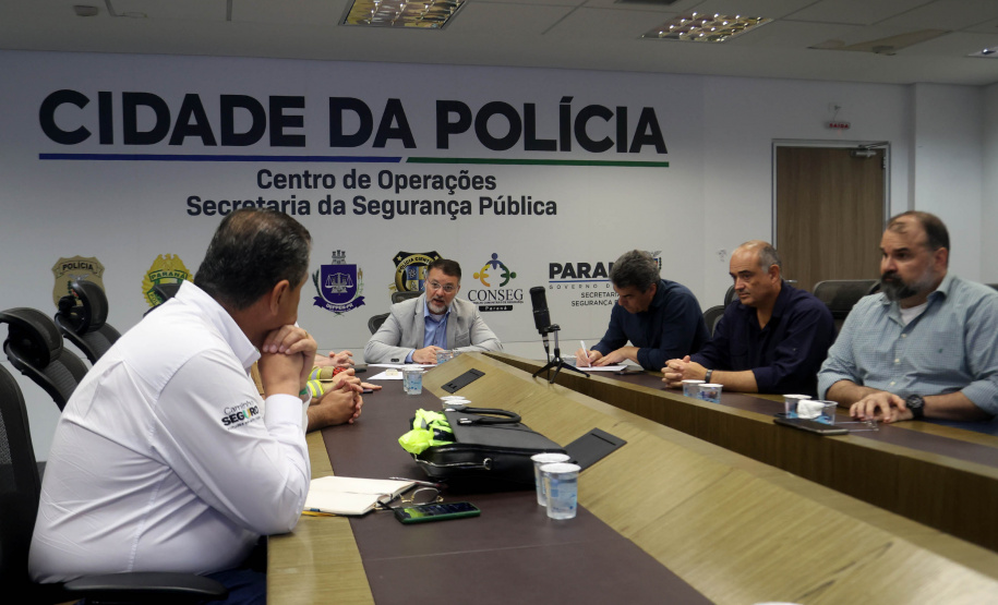 Reunião do gabinete de crise no Centro de Operações Cidade da Polícia