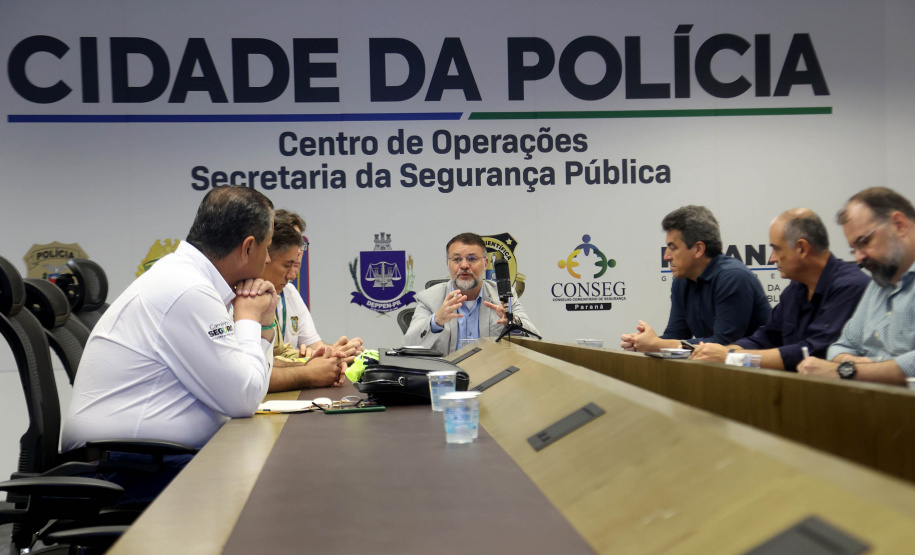 Reunião do gabinete de crise no Centro de Operações Cidade da Polícia