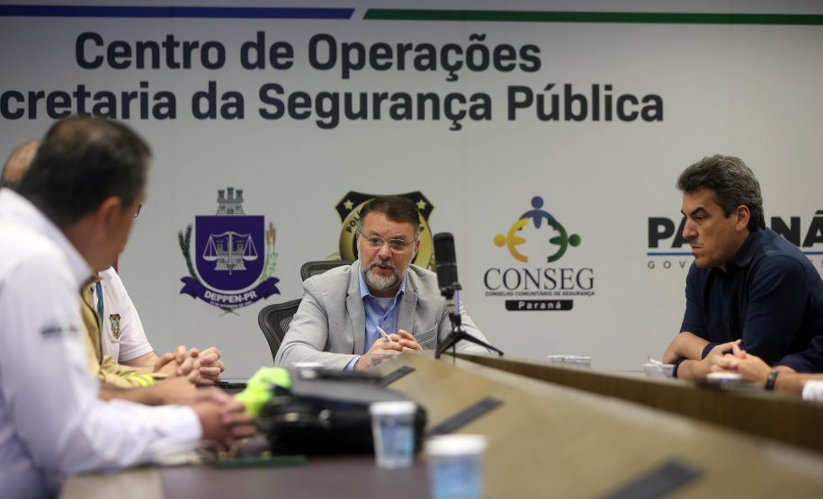 Reunião do gabinete de crise no Centro de Operações Cidade da Polícia