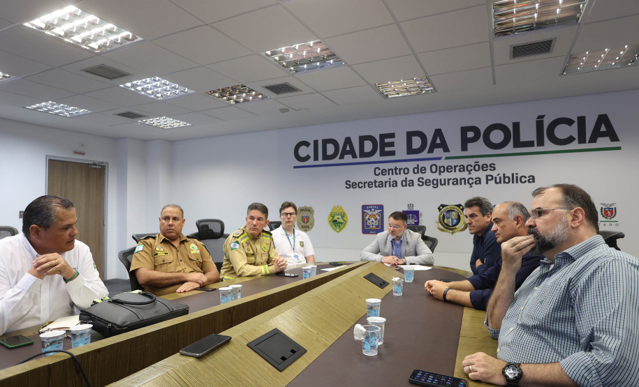 Reunião do gabinete de crise no Centro de Operações Cidade da Polícia
