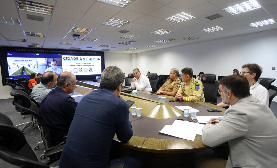 Reunião do gabinete de crise no Centro de Operações Cidade da Polícia
