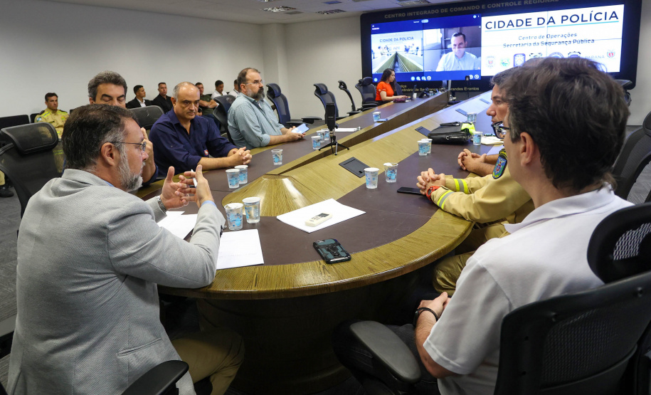 Reunião do gabinete de crise no Centro de Operações Cidade da Polícia