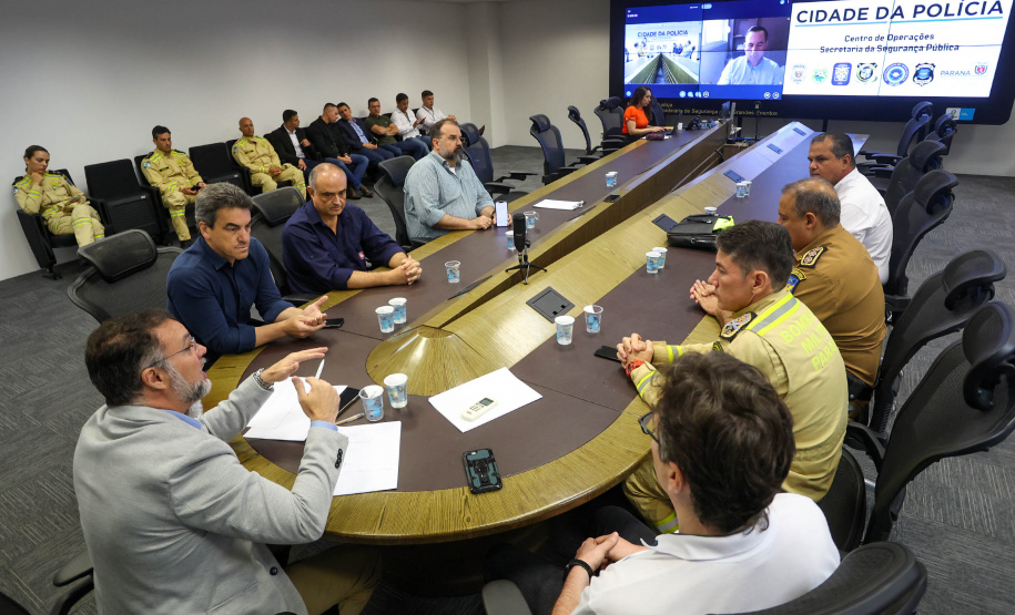 Reunião do gabinete de crise no Centro de Operações Cidade da Polícia