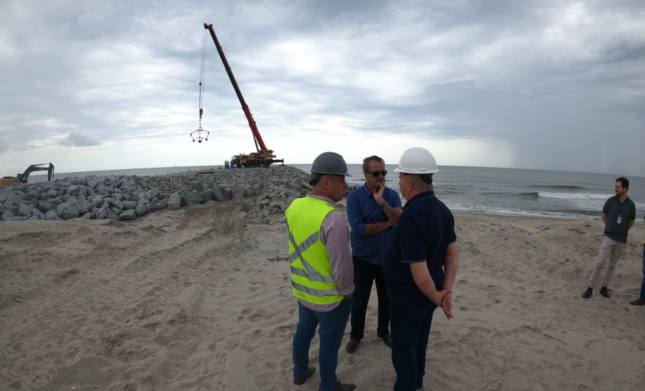 Começam a ser instaladas as peças de concreto que vão preservar a orla de Matinhos