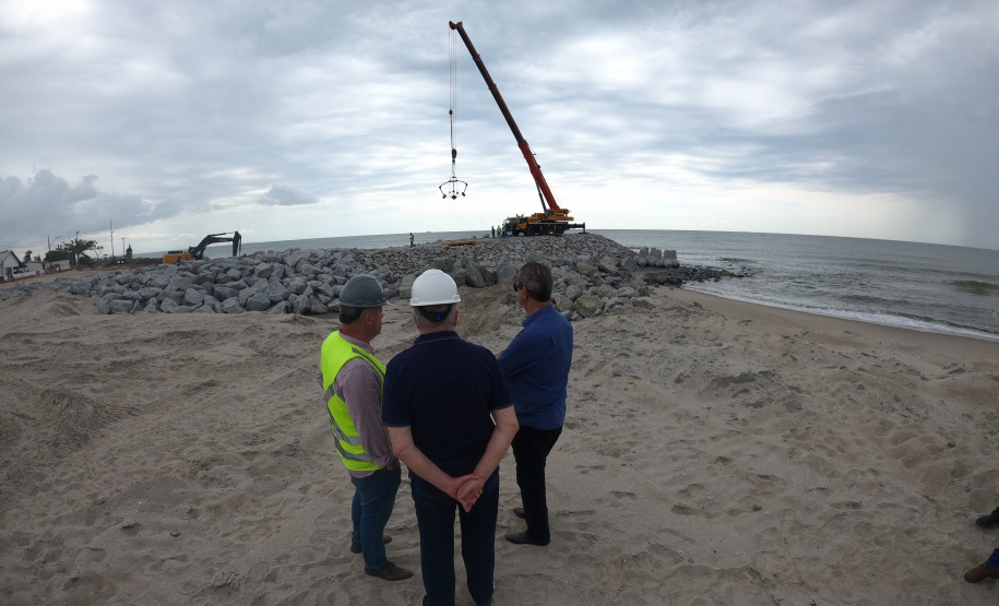 Começam a ser instaladas as peças de concreto que vão preservar a orla de Matinhos