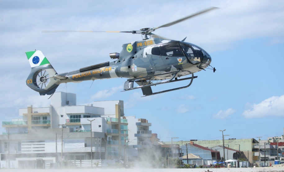 Polícia Militar orienta banhistas sobre como agir em pousos de helicóptero na praia