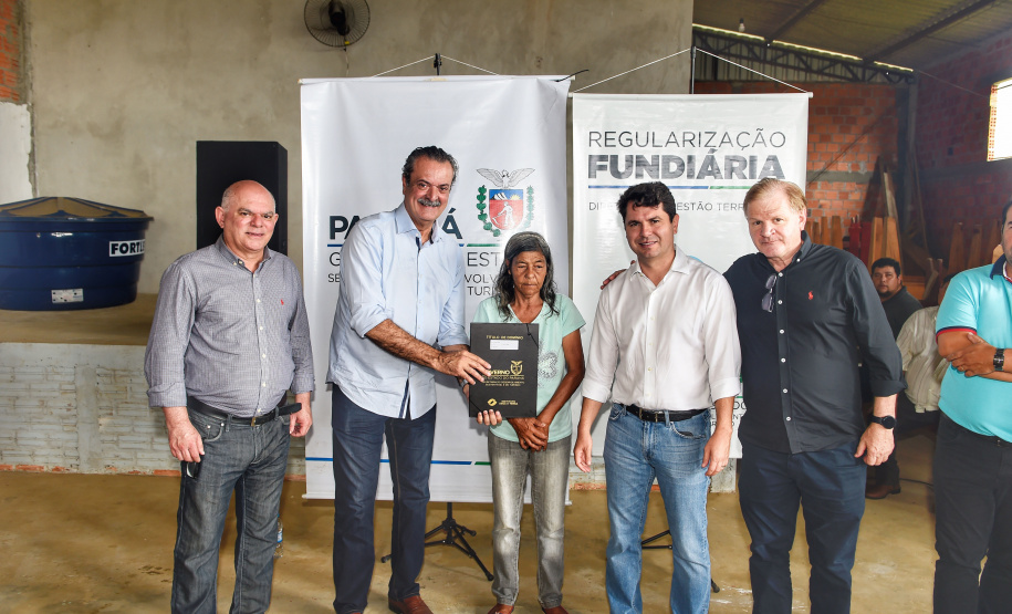 Governo do Estado entrega 94 títulos de domínio e matrículas em Ivaí, nos Campos Gerais