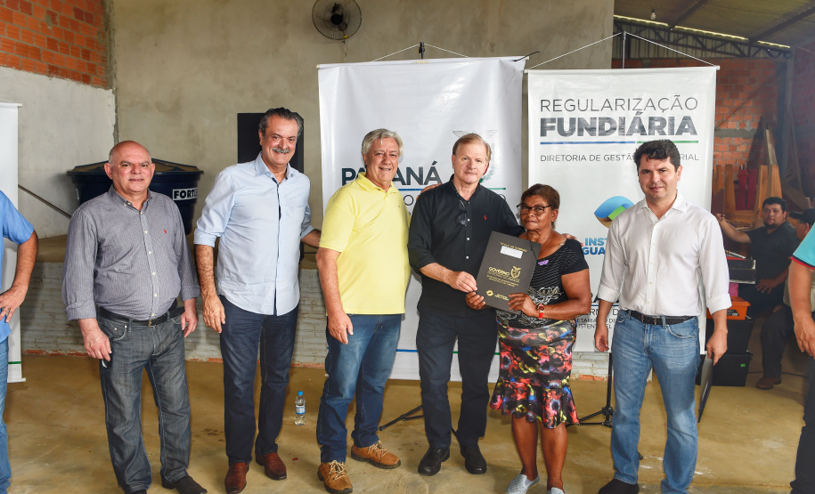 Governo do Estado entrega 94 títulos de domínio e matrículas em Ivaí, nos Campos Gerais