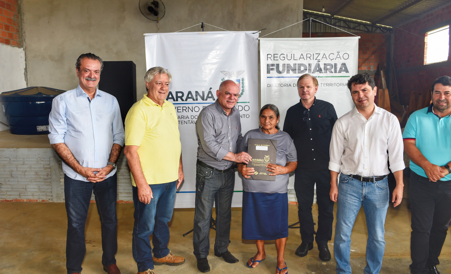 Governo do Estado entrega 94 títulos de domínio e matrículas em Ivaí, nos Campos Gerais