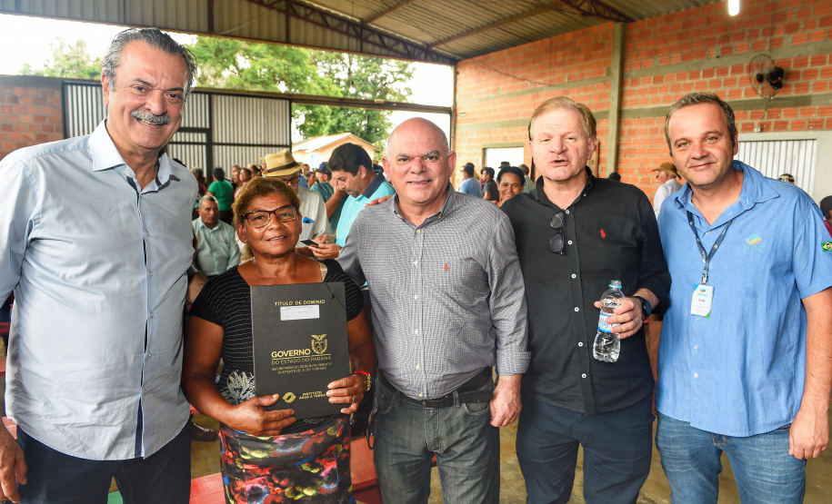 Governo do Estado entrega 94 títulos de domínio e matrículas em Ivaí, nos Campos Gerais