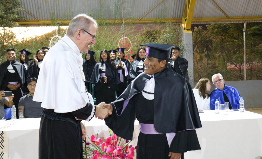 Em cerimônia inédita em terra demarcada, Unicentro forma primeira turma de Pedagogia Indígena
