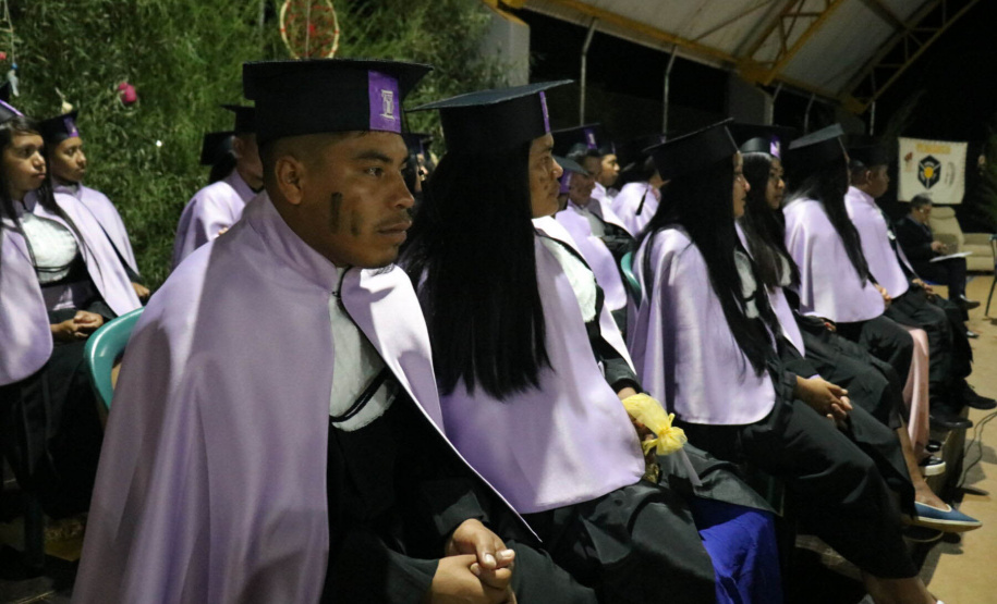 Em cerimônia inédita em terra demarcada, Unicentro forma primeira turma de Pedagogia Indígena