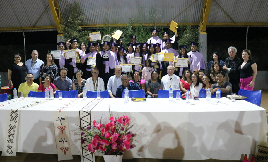 Em cerimônia inédita em terra demarcada, Unicentro forma primeira turma de Pedagogia Indígena