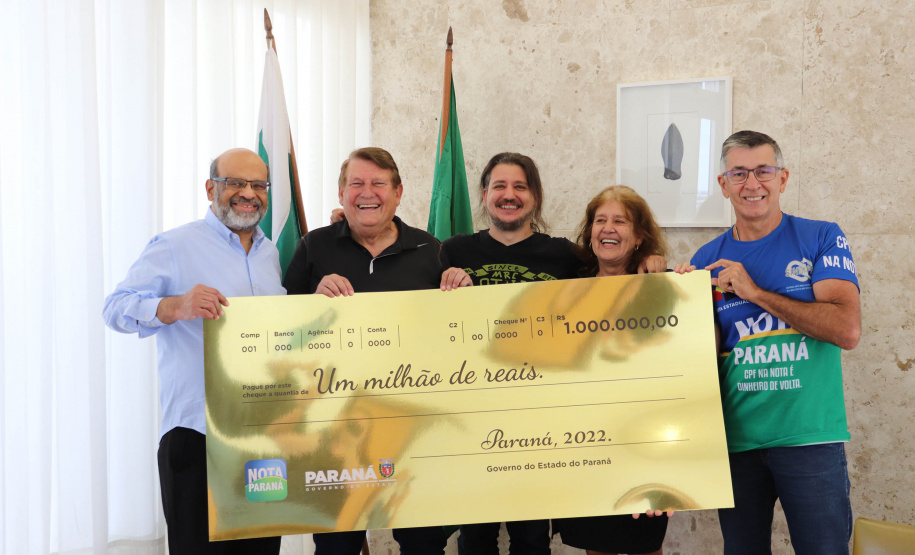 Novo milionário de Curitiba recebe prêmio do Nota Paraná 