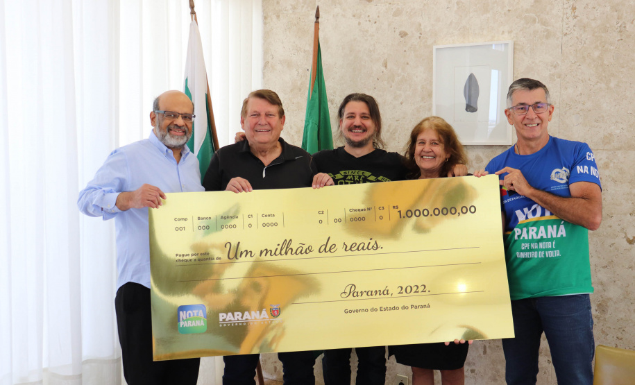 Novo milionário de Curitiba recebe prêmio do Nota Paraná 