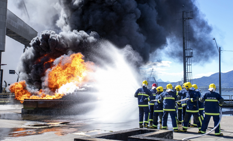 Empresa Portos do Paraná treina centenas de trabalhadores para aumentar segurança das operações