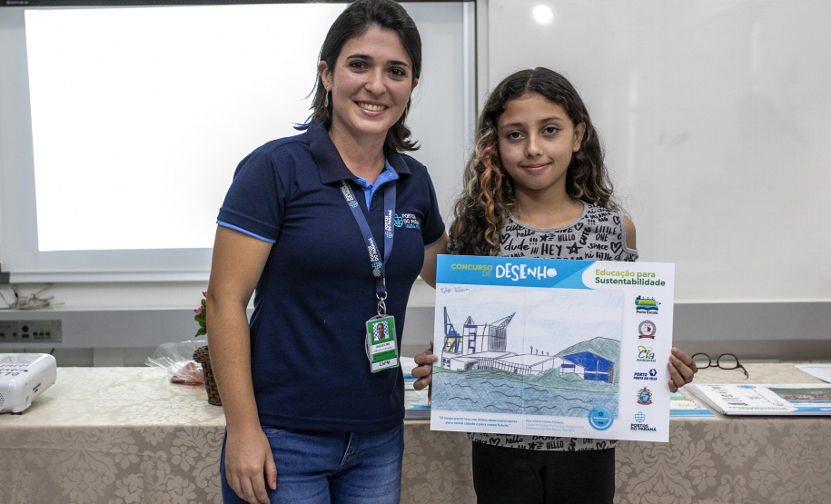 Alunos da rede estadual de ensino de Paranaguá e Antonina são premiados por desenhos e frases sobre o porto