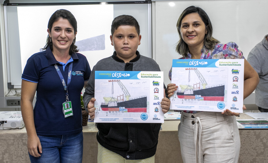 Alunos da rede estadual de ensino de Paranaguá e Antonina são premiados por desenhos e frases sobre o porto