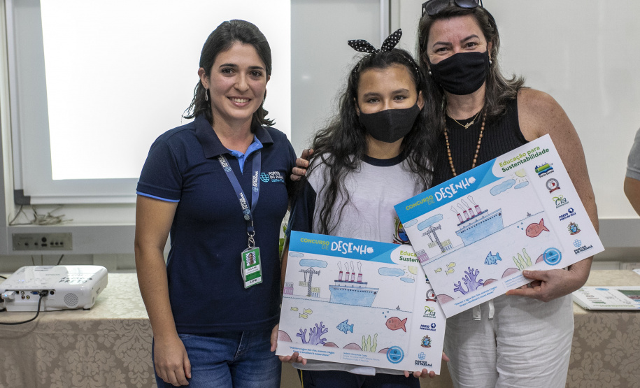 Alunos da rede estadual de ensino de Paranaguá e Antonina são premiados por desenhos e frases sobre o porto